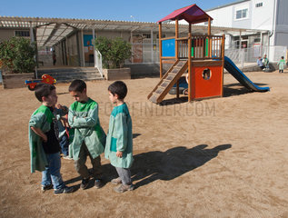 Barcelona  Spanien  Kinder spielen auf dem Pausenhof einer Grundschule