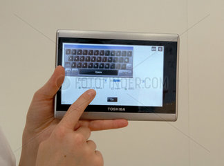 Berlin  Deutschland  Toshiba praesentiert den Multimedia Tablet PC Journ.E Touch auf der IFA 2009