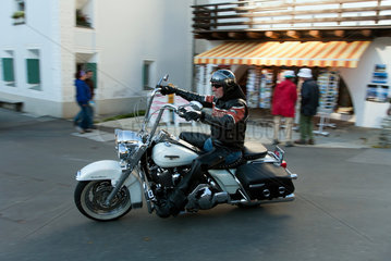 Sils Maria  Schweiz  Motorradfahrer auf seiner Harley-Davidson im Dorf