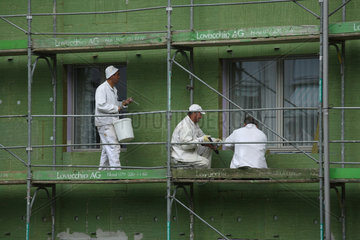 Basel  Schweiz  Bauarbeiter auf einem Geruest