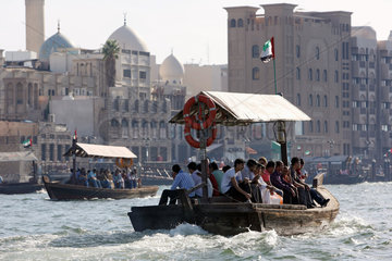 Dubai  Vereinigte Arabische Emirate  Menschen fahren mit Dhaus auf dem Dubai Creek