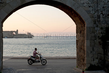 Rhodos  Griechenland  Blick auf die Hafeneinfahrt
