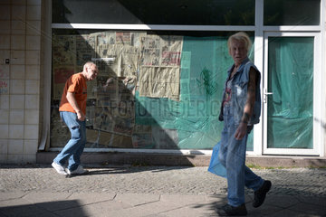 Berlin  Deutschland  Passanten laufen an einem geschlossenen Laden vorbei