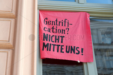 Berlin  Deutschland  Protestplakat gegen Gentrifizierung in einem Fenster
