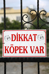 Bellapais  Tuerkische Republik Nordzypern  ein Schild warnt vor dem Hund