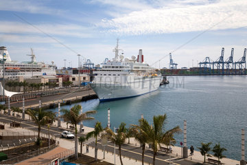 Las Palmas de Gran Canaria  Spanien  Hafen mit Kreuzfahrtschiff