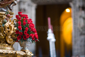Sevilla  Spanien  Dekoration aus roten Rosen bei der Oster-Prozession in Sevilla