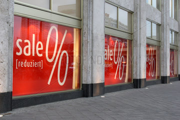 Berlin  Deutschland  Sale-Werbung an einem Warenhaus