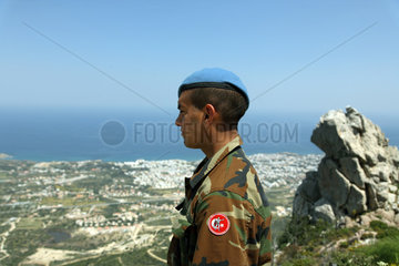 Girne  Tuerkische Republik Nordzypern  ein tuerkischer Soldat blickt auf Girne