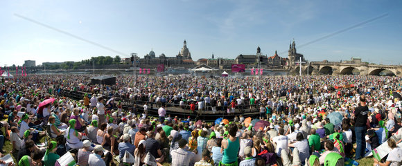 Dresden  Deutschland  Menschen beim Abschlussgottesdienst des 33. Evangelischen Kirchentages