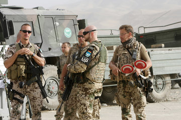 Feyzabad  Afghanistan  Bundeswehr- ISAF Soldaten warten am Flughafen