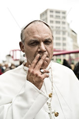Berlin  Deutschland  Papstgegner demonstrieren am Potsdamer Platz