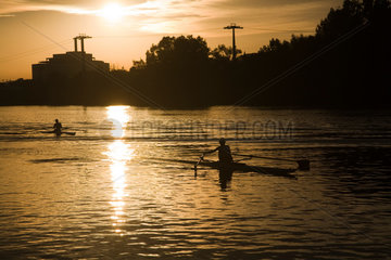 Sevilla  Spanien  Menschen rudern bei Sonnenuntergang auf einem Fluss