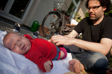 Hamburg  Deutschland  ein Vater wickelt sein Baby