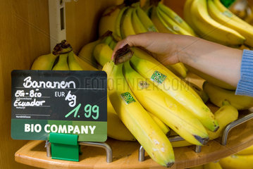 Berlin  Deutschland  Bananen im Biosupermarkt