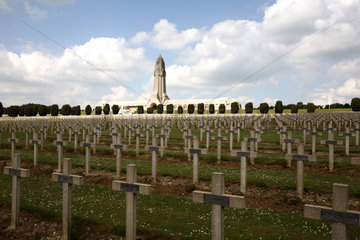 Verdun  Frankreich  Soldatenfriedhof um das Beinhaus von Douaumont