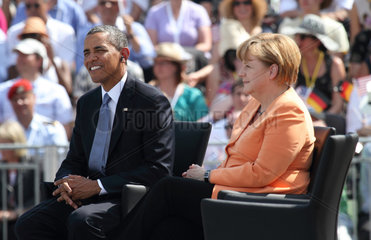 Berlin  Deutschland  US-Praesident Barack Obama und Bundeskanzlerin Angela Merkel (CDU) am Brandenburger Tor
