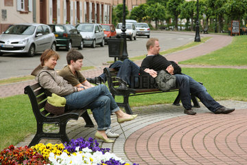 Weissenburg  Frankreich  Touristen sitzen auf den Parkbaenken in der Altstadt