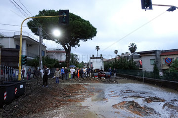 Aci Trezza  Italien  durch Regenwasser ueberflutete und unbefahrbare Strasse
