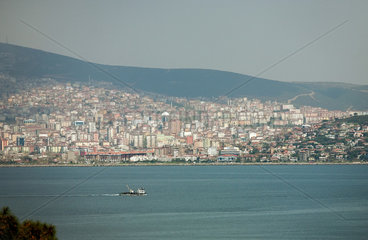 Istanbul  Tuerkei  Ausblick von Heybeliada auf den Istanbuler Stadtteil Pendik