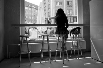Berlin  Deutschland  eine Frau sitzt in einem Cafe in der Alten Schoenhauser Strasse