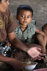 Batticaloa  Sri Lanka  Mutter und Kind essen