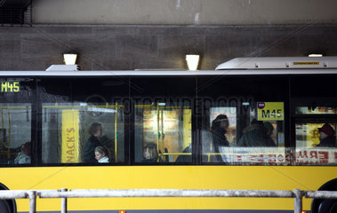 Berlin  Fahrgaeste sitzen in einem Bus