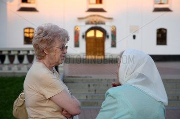 Minsk  Weissrussland  glaeubige alte Frauen vor der Heiliggeist-Kathedrale