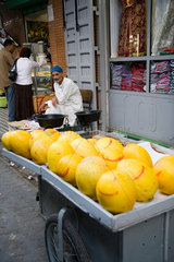 Tetouan  Marokko  Melonenverkaeufer in der Altstadt