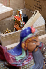 Shenzhen  China  in aufgerissenen Kartons stehen Figuren in Kostuemen der Chinesischen Ope