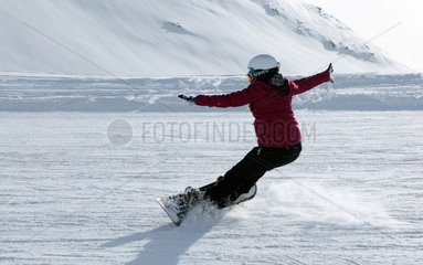 Krippenbrunn  Oesterreich  ein Maedchen faehrt Snowboard