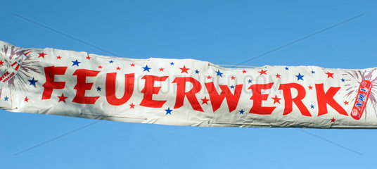 Berlin  Deutschland  Banner mit der Aufschrift Feuerwerk