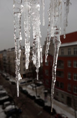 Berlin  Deutschland  Eiszapfen haengen vom Dach eines Hauses