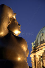 Berlin  Bronzeskulptur von Fernando Botero im Lustgarten