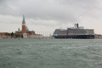 Venedig  Italien  die MS Nieuw Amsterdam wird zum Terminal geschleppt