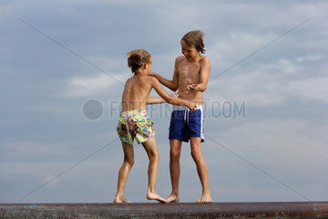 Bolsena  Italien  Junge provoziert seinen kleinen Bruder