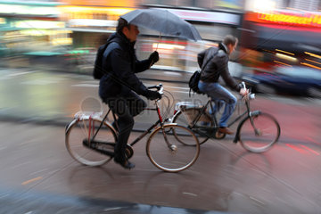 Utrecht  Niederlande  Fahrradfahrer bei Regen auf der Strasse