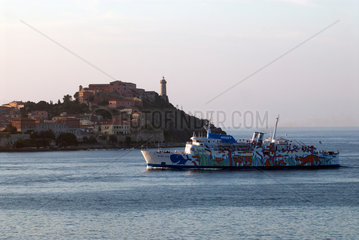 Portoferraio  Italien  eine Moby Faehre im Hafen von Portoferraio