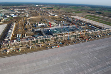 Schoenefeld  Deutschland  die Westseite des Terminals der BBI Grossbaustelle
