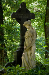 Stahnsdorf  Deutschland  Statue einer Frau mit Kreuz auf dem Suedwestkirchhof Stahnsdorf