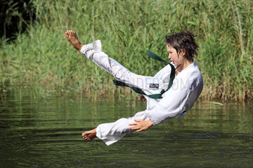 Emstal  Deutschland  Junge bei einem Taekwondo-Kurs im Wasser