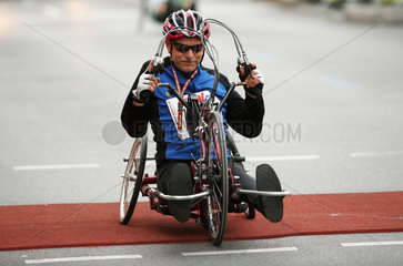 Berlin  Deutschland  Rollstuhlfahrer bei der Teilnahme am Marathon