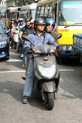 Macau  China  Motorradfahrer halten auf der Strasse