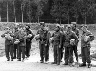 Neuenhagen  DDR  Menschen bei einer Zivilverteidigungsuebung