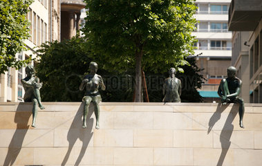 Berlin  Deutschland  Statuen am Ufer der Spree beim Spreepalais