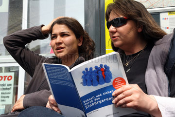 Berlin  Deutschland  zwei Frauen lernen fuer den Einbuergerungstest