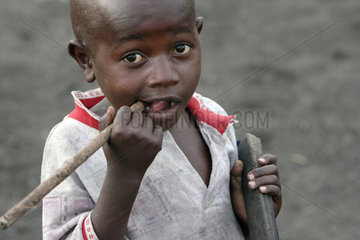Goma  Demokratische Republik Kongo  Junge in einem IDP Camp
