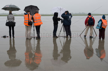 Dresden  Deutschland  Pressevertreter warten auf den Airbus A 380 auf dem Rollfeld des Dresdner Flughafens