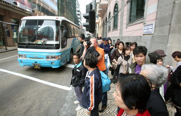 Macau  China  Menschen warten an einer Ampel