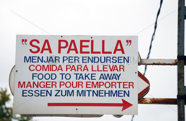 Port de Soller  Mallorca  Spanien  mehrsprachiges Schild eines Restaurants